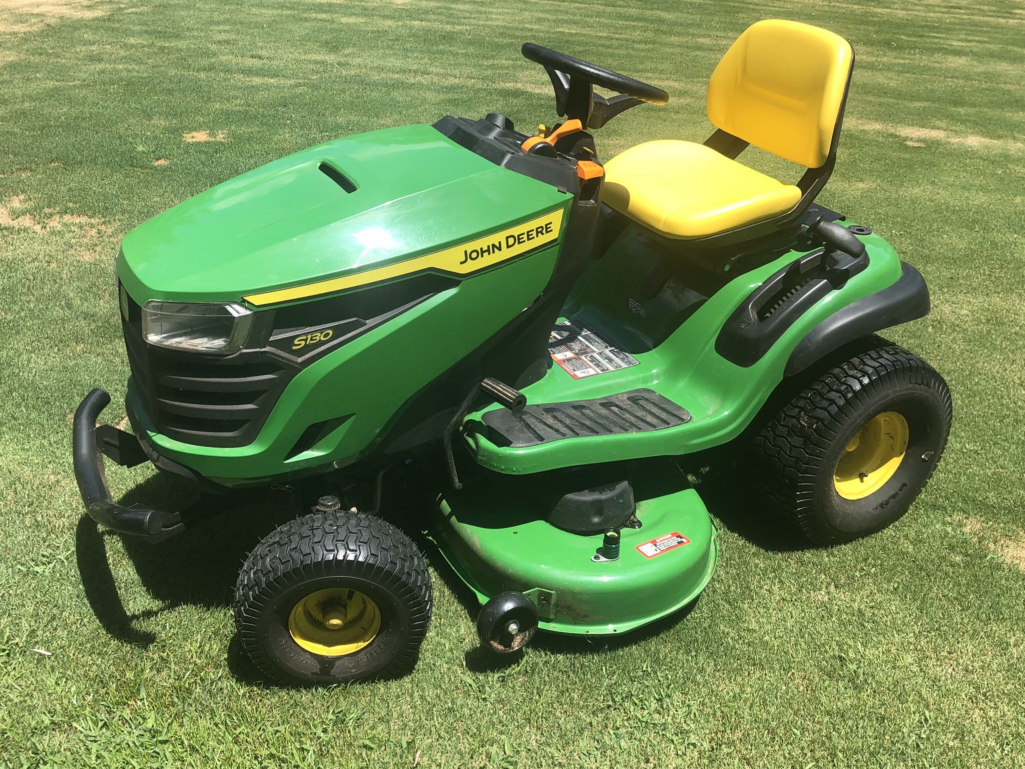 John Deere S130 Riding Lawnmower