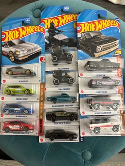 Hot wheel assortment 13 cars/trucks