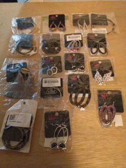 PAPARAZZI  EARINGS.  LOT OF 17