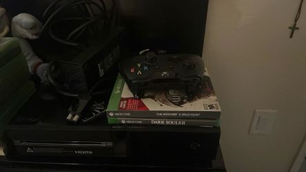 Xbox one, Xbox On Controller And 2 Games.
