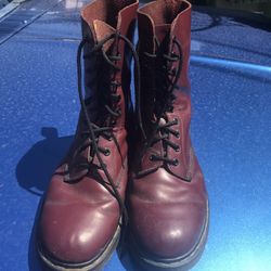 Dr.Martens 10 Eye Boots