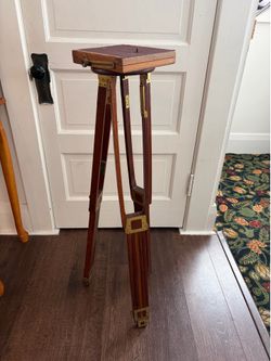Graflex Crown No. 4 Wood Tripod