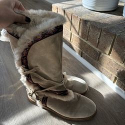 Jimmy CHOO pairs of flat Indian-inspired boots in sandy suede lined with fur.