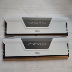 32GB DDR5 White Corsair Vengeance RGB