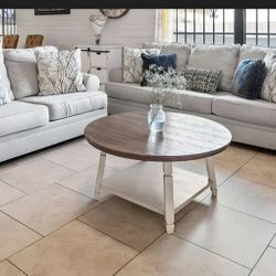 Living Room Set For sale, Includes Coffe Table And Two Side Tables.