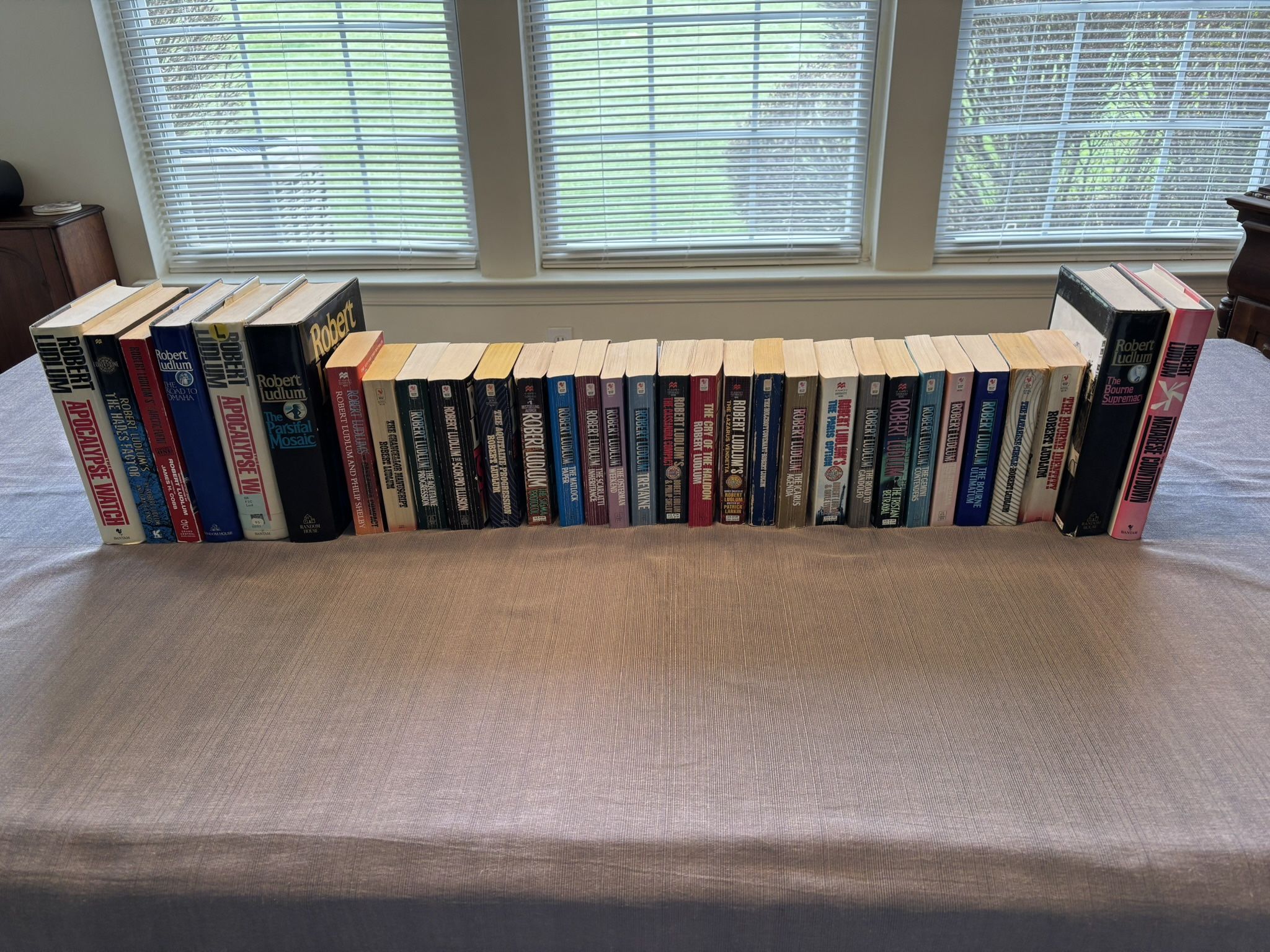 Book collection of 31 Robert Ludlum novels, from the master of spy, espionage, mystery, thriller fiction. Good to excellent condition.
