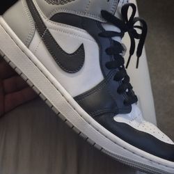 Air Jordan 1 Mid (youth) size 8