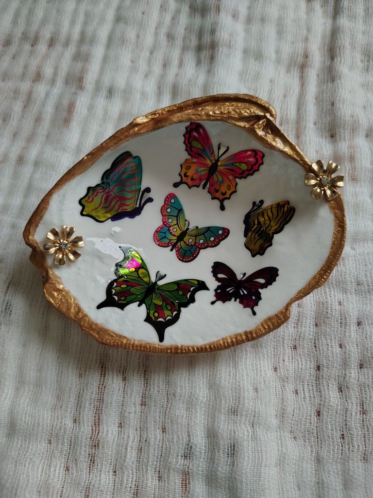 Butterfly decorated clam shell with gold accents