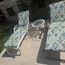 Set of 2 Beautiful Brown Jordan pool chairs with cocktail tables white and brown