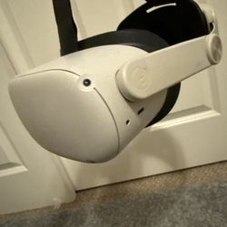 Ocoulos Quest 2 With Controller’s And Charger And Upgraded Head Band 