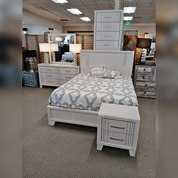 5 Pieces White Color King Or Queen Bedroom Set