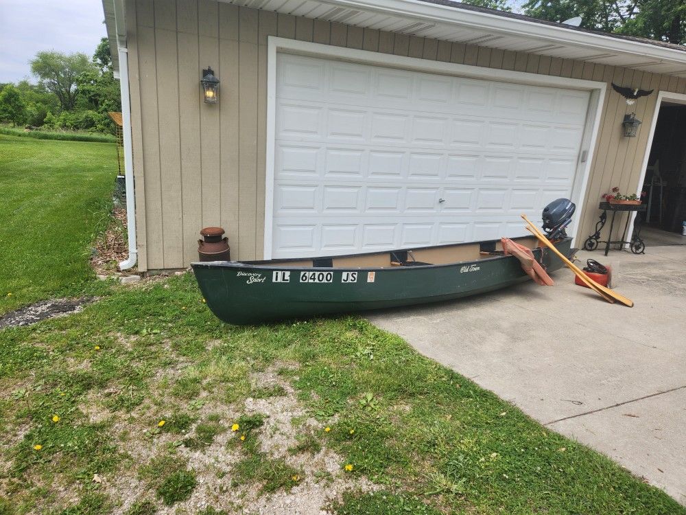 Old Town 15 Foot Flat Back Canoe 4 Hp Yamaha Motor,paddles Life Vests And Extra Gas Tank Very Good Condition 