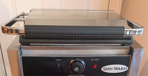 New/never used complete Anova sous vide cooking setup. Includes the Anova precision cooker, matching container, fitted lid, and paperwork.  Perfect fo