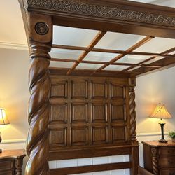 Traditional Bedroom Set With Poster Bed