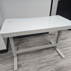 Electronic Hydrolic Desk w Charging Station