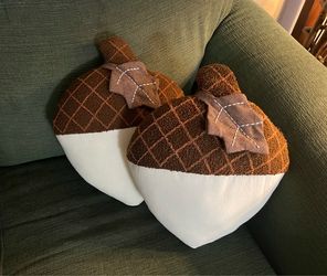 Set of 2 Acorn Decorative Pillows