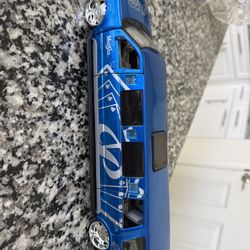 Maisto 1/24 Scale Diecast Lincoln Navigator Limo - Blue And Silver Lights Up