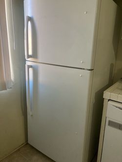 Insignia 18 Cu. Ft. Top-Freezer Refrigerator – White – $275 OBO
