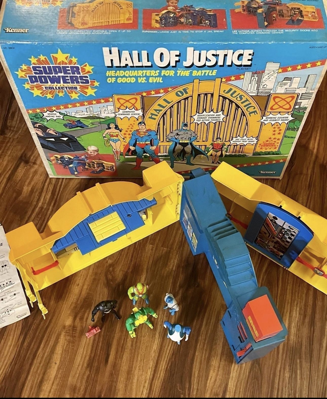 Kenner Super Powers 1984 Action Figure Hall of Justice Play Set.