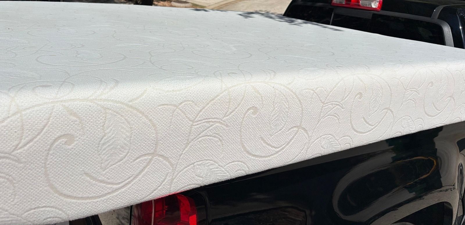 Acogedor Colchón. King Size Olee Sleep Gel Memory Foam Mattress (Like New- Como Nuevo)