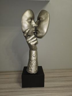 Embracing Kiss Sculpture 