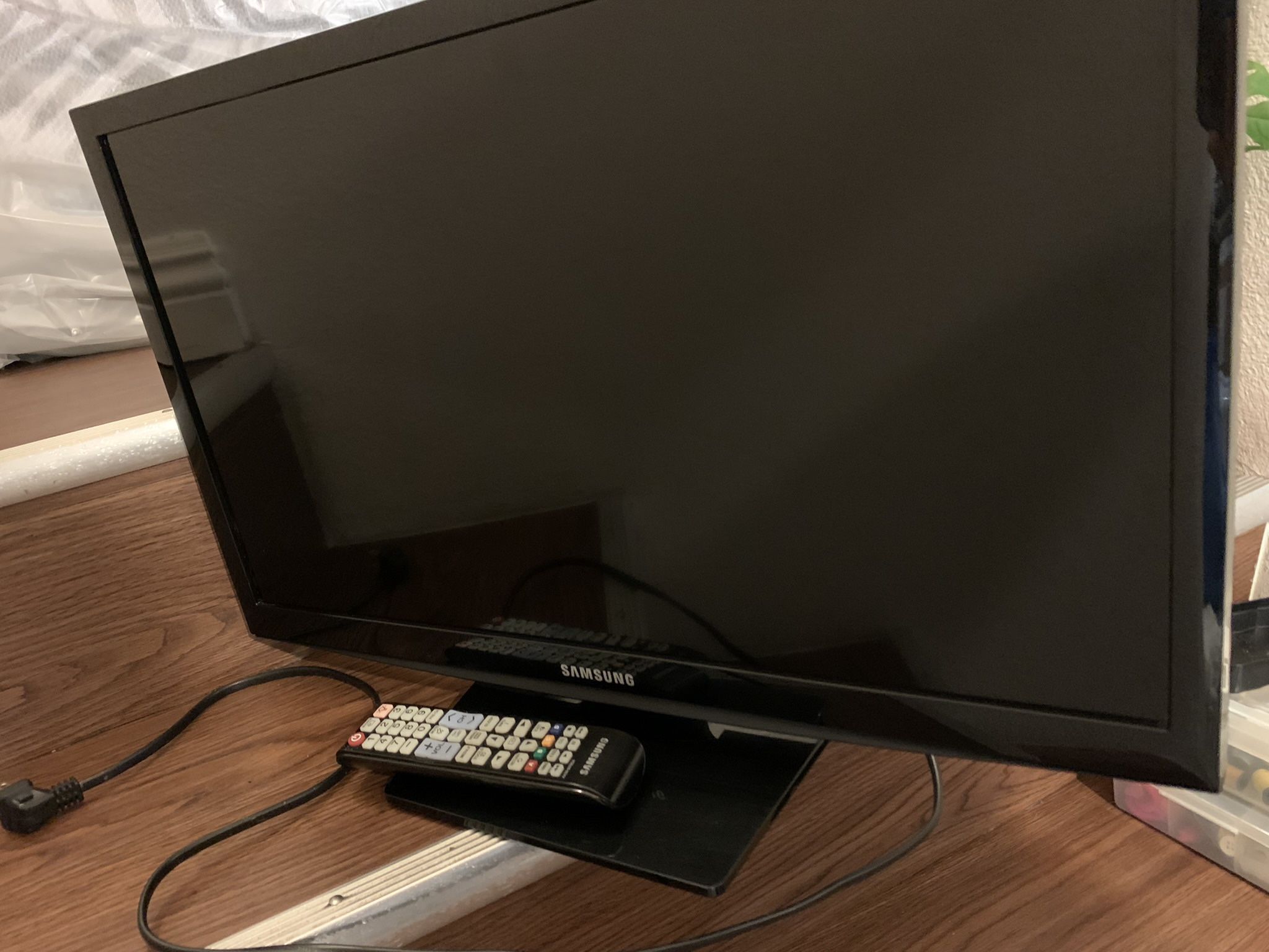 Samsung Tv 23" with Remote Control