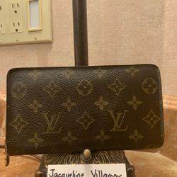 Authentic Louis Vuitton Zippy Wallet 