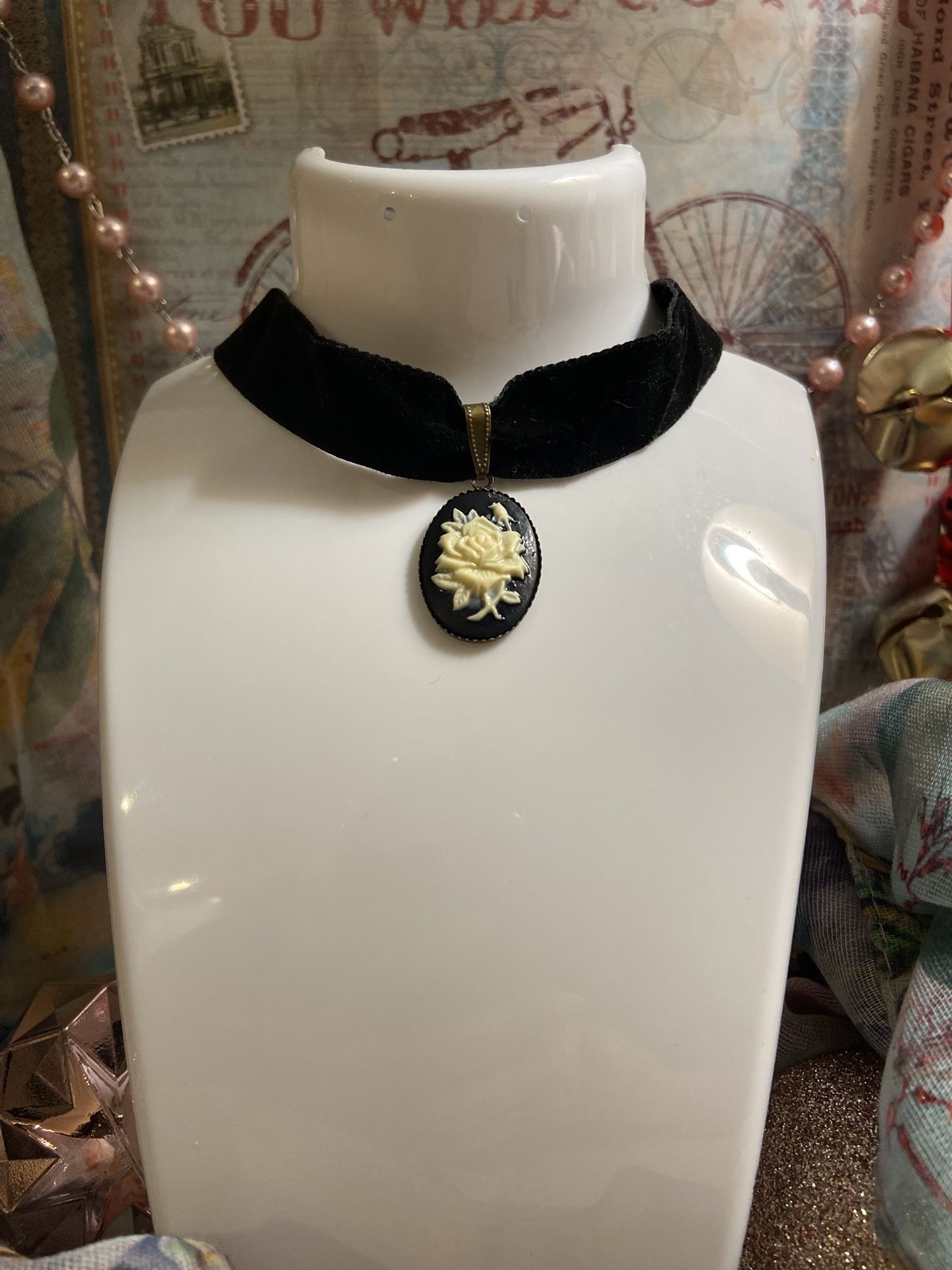 ROSE 🥀 PENDANT CHOKER 