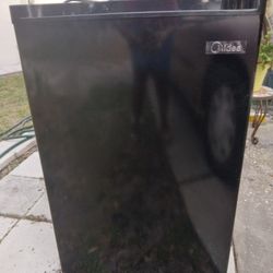 Mini Fridge In Great Excellent Condition