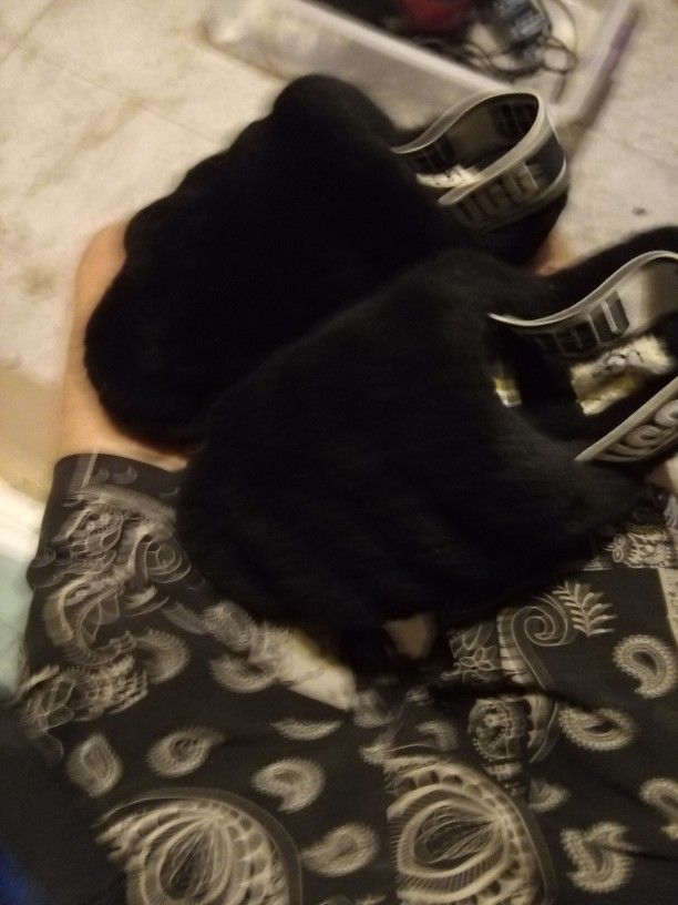 UGG Slippers Size 6
