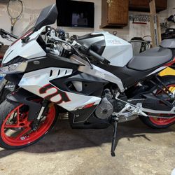 2025 Aprilia RS457