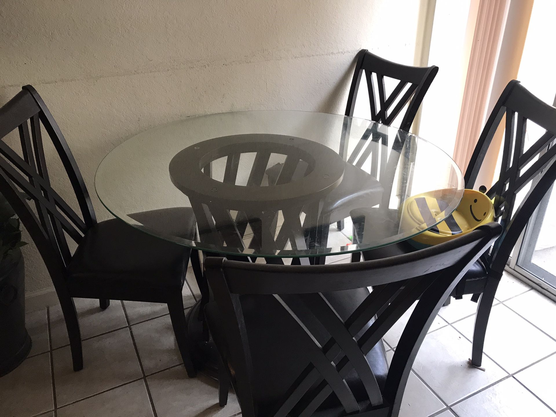 Kitchen table w/ 4 chairs $59