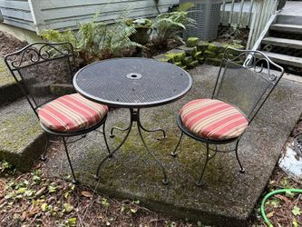 Bistro patio table & 2 Chairs