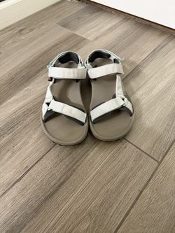 Women’s Teva Size 9