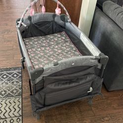 Evenflo Portable Babysuite DLX Playard