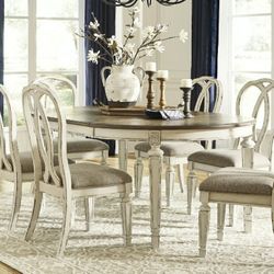 Realyn Chipped White Oval Dining Room Set

