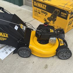 NEW DEWALT 21" SELF PROPELLED REAR WHEEL DRIVE 2IN1 BAGGER MOWER RETAILS $452 SELLING FOR $325