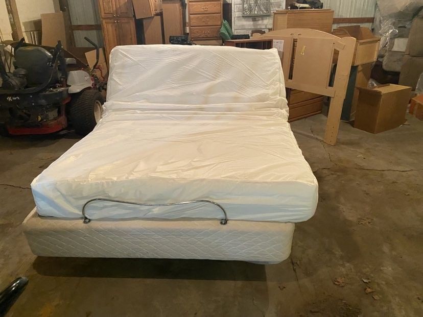 Want to trade Queen adjustable bed for king size mattress. PLEASE READ THE AD!!!!