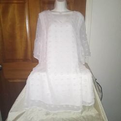 Elegant white textured dress measurements 21 inches from pit to pit