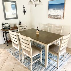 Gorgeous Dining Room Set With 6 Cushioned Chairs