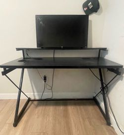 Desk and tv for sell