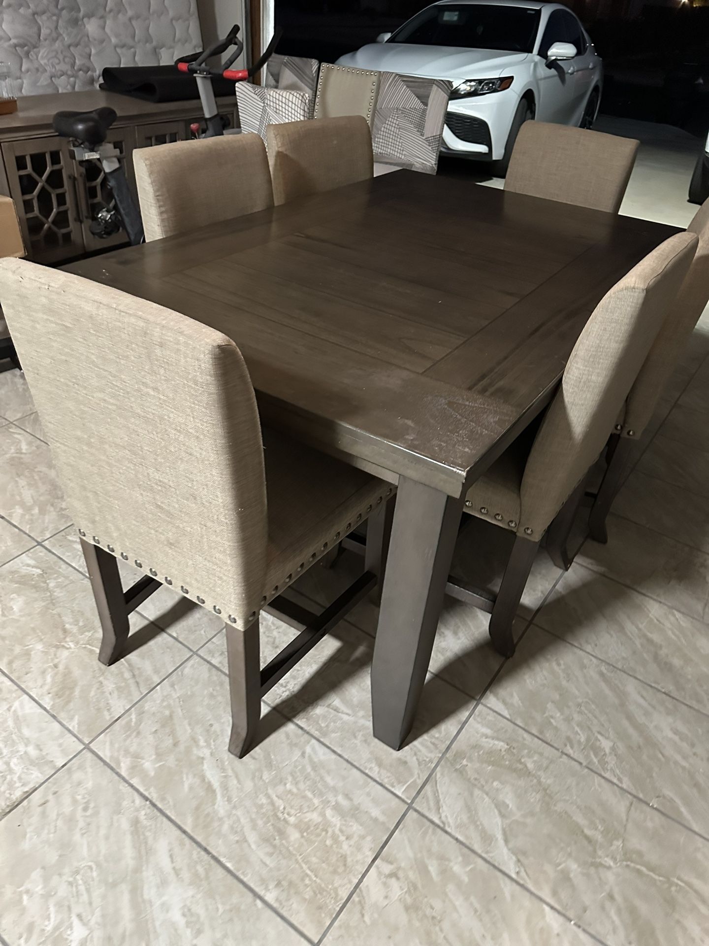 Dinning table Ok condition