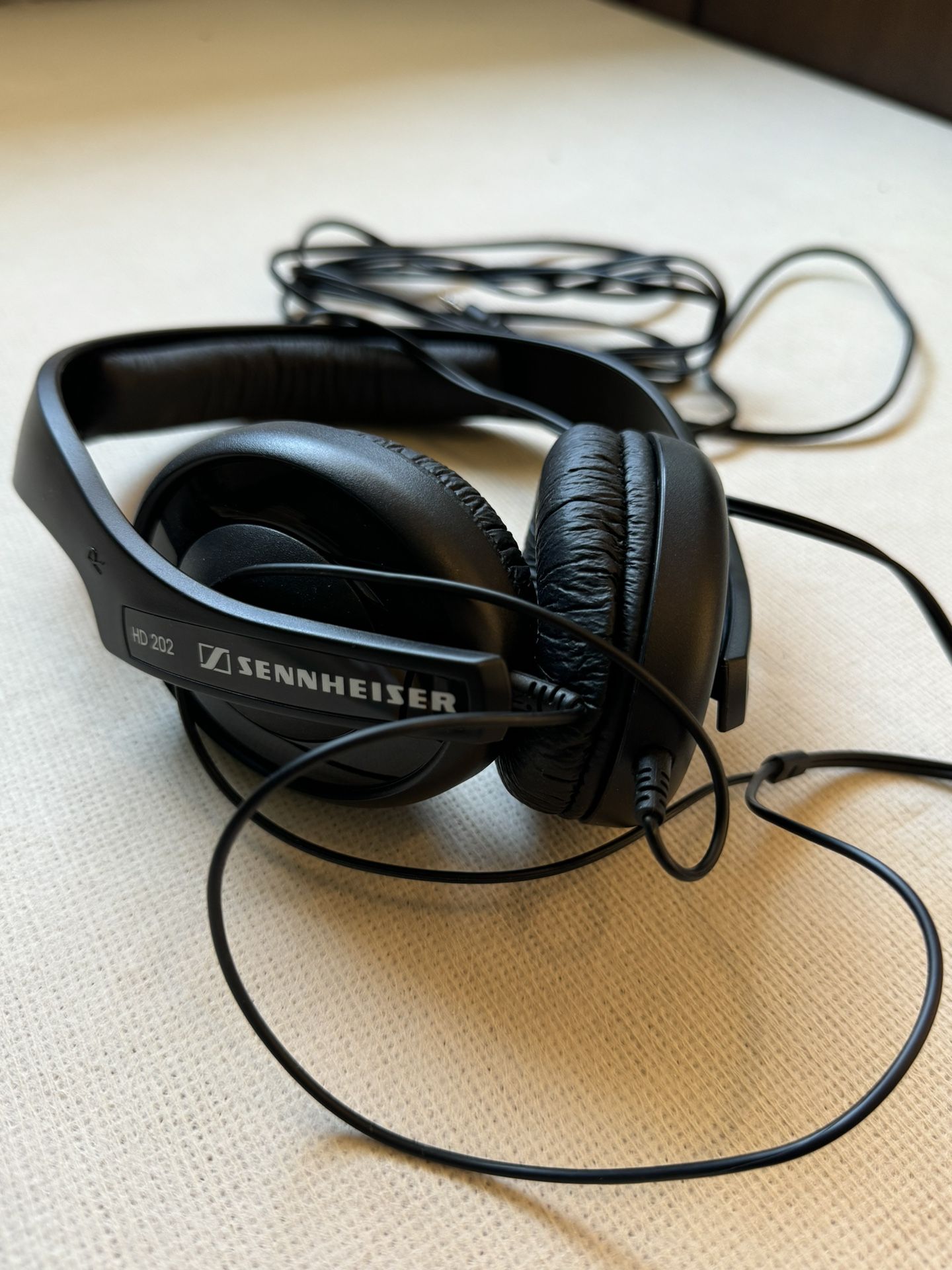 SENNHEISER HD-202 Wired Stereo Headphones HD202 Black t2