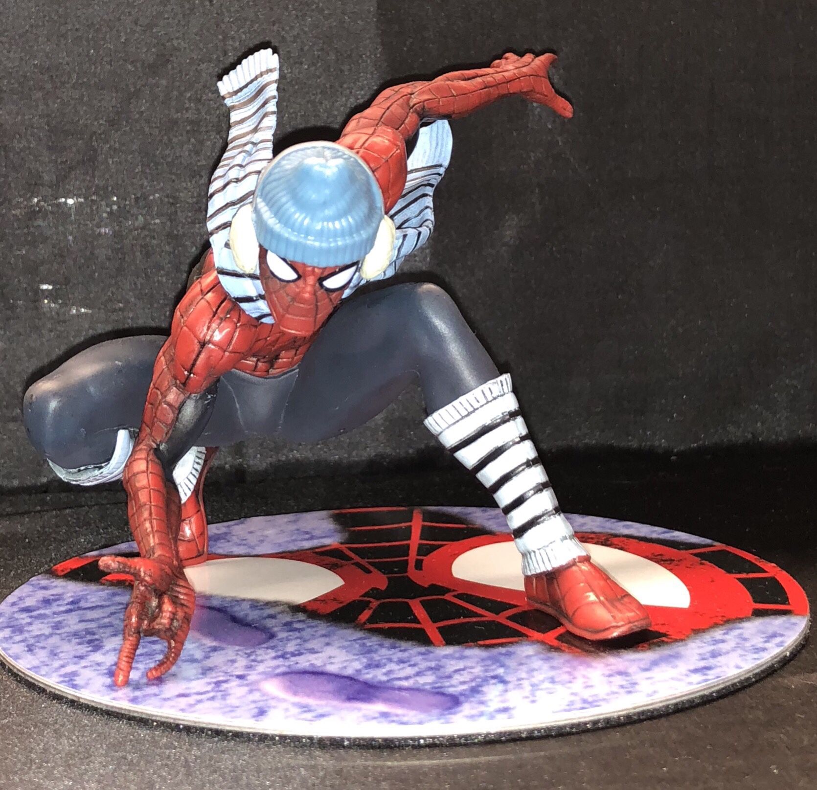 Spider-man winter variant artfx statue magnetic base. Spiderman collectible
