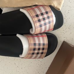 Burberry slides wit box