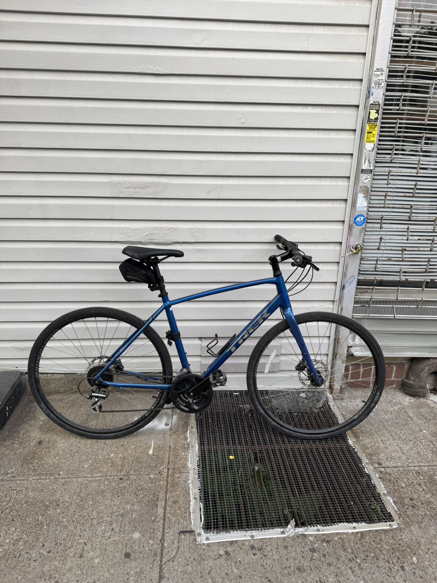 2021 Trek FX-2 Disc Hybrid Bike – Excellent Condition!