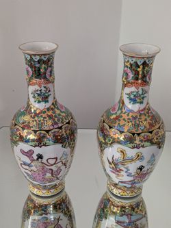 Chinese Miniature Porcelain Vases 
Great condition ( H 7.5") each $20