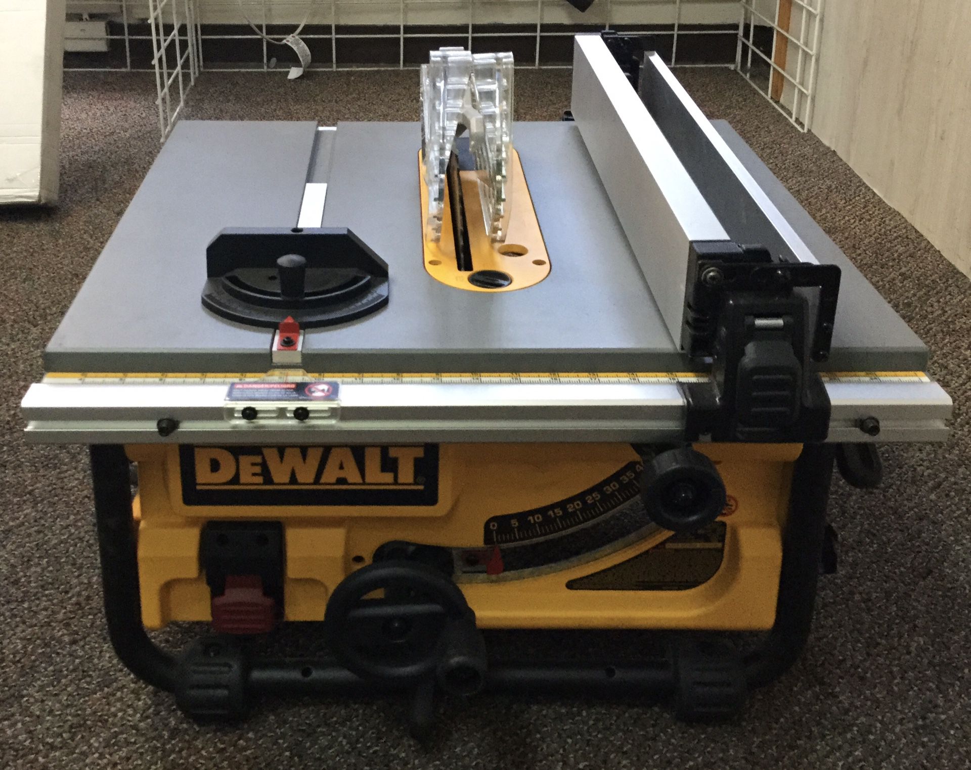Dewalt Table Saw With Blade Guard And Leval