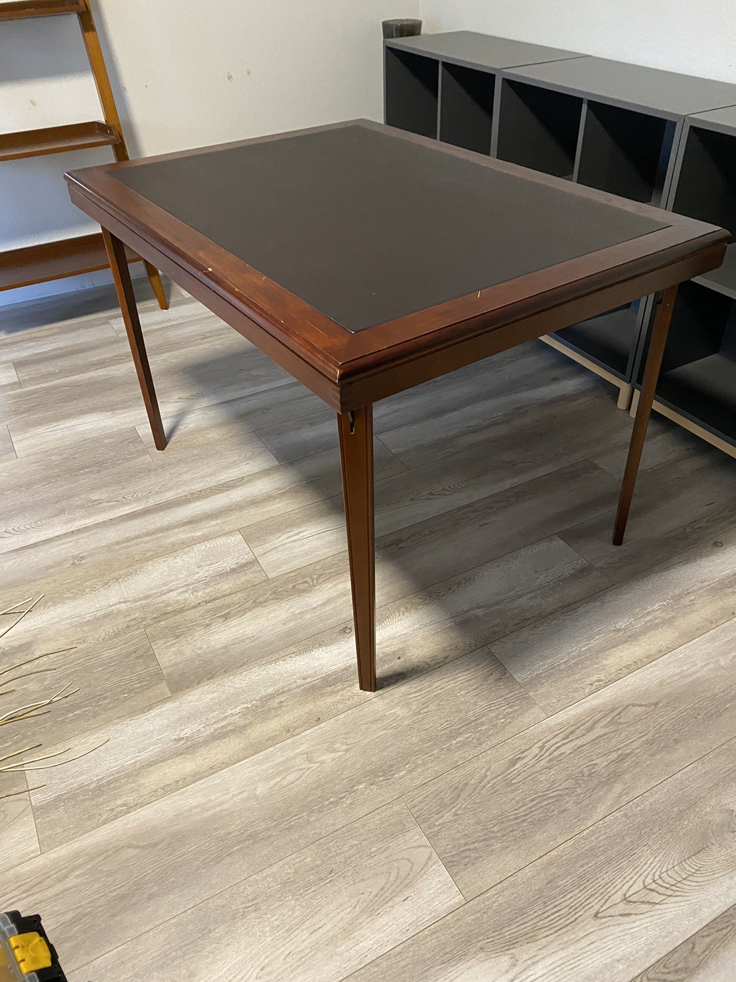 Foldable table / dining / desk