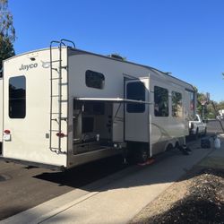2019 Jayco Eagle With 4 Slideouts. 41ft 7inches Long